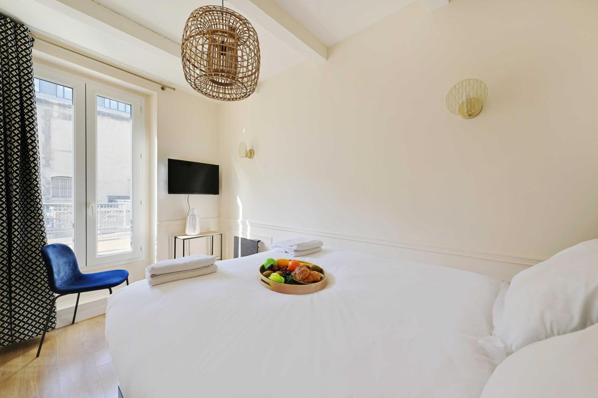 Beautiful 2br 4p Republique Temple